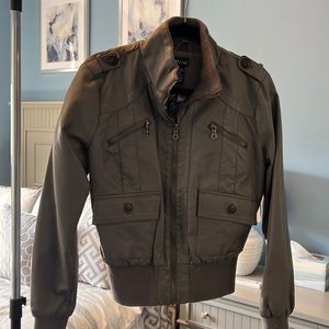 Wet seal Womens short jacket in great condition. Size L in neutral gray.